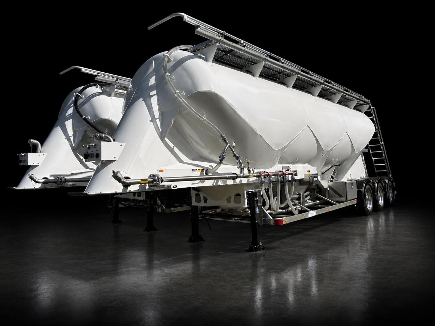 A white pneumatic powder tanker